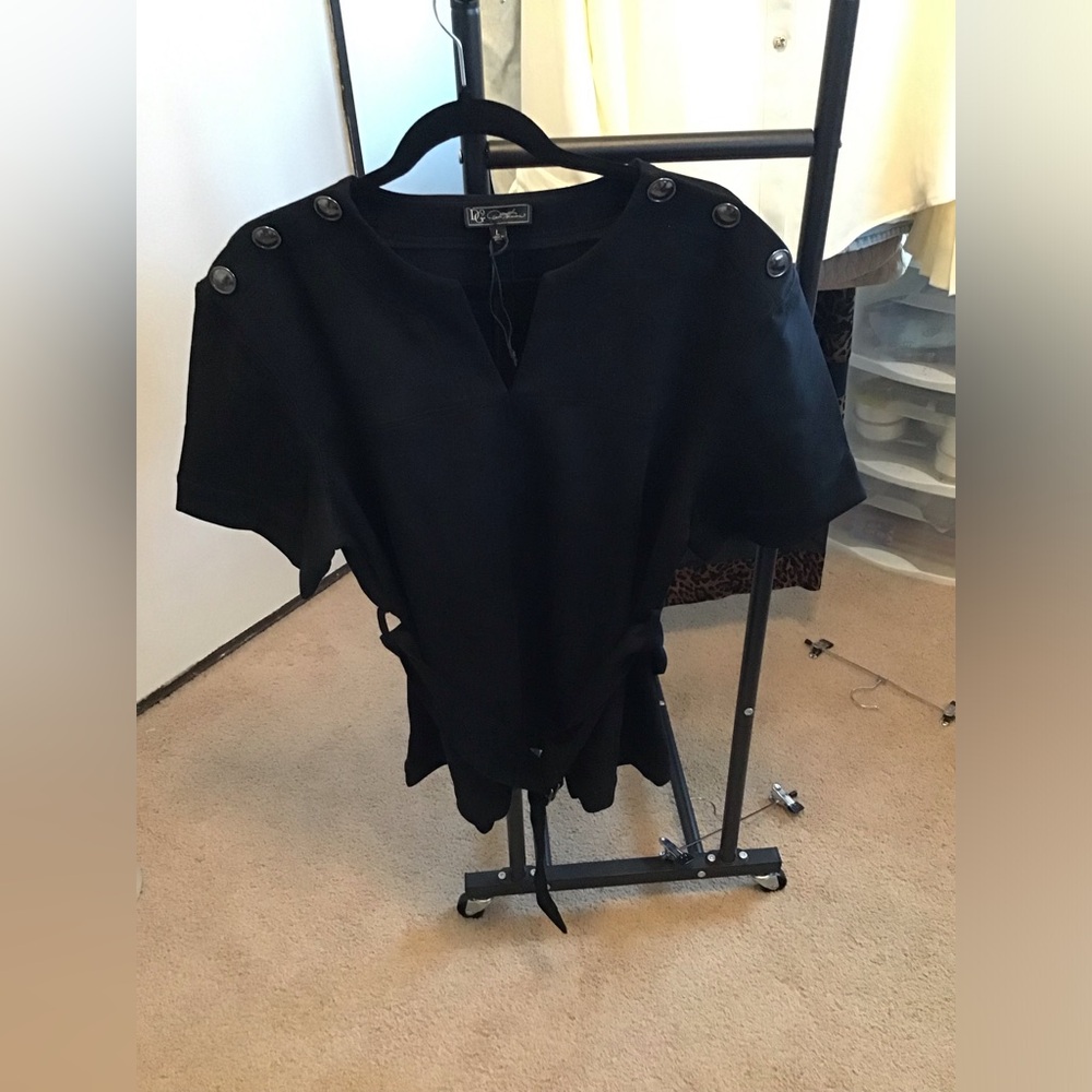 NWT Diane Gilman L  Black Short Sleeve V-Notch Button Shoulder Top with Tie Back